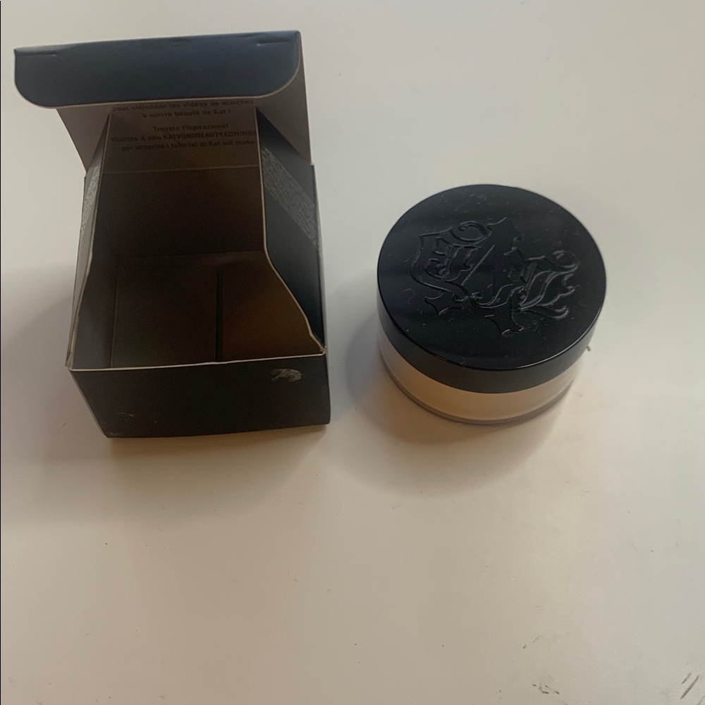 KVD Lock-It Brightening Powder - Picture 2 of 5